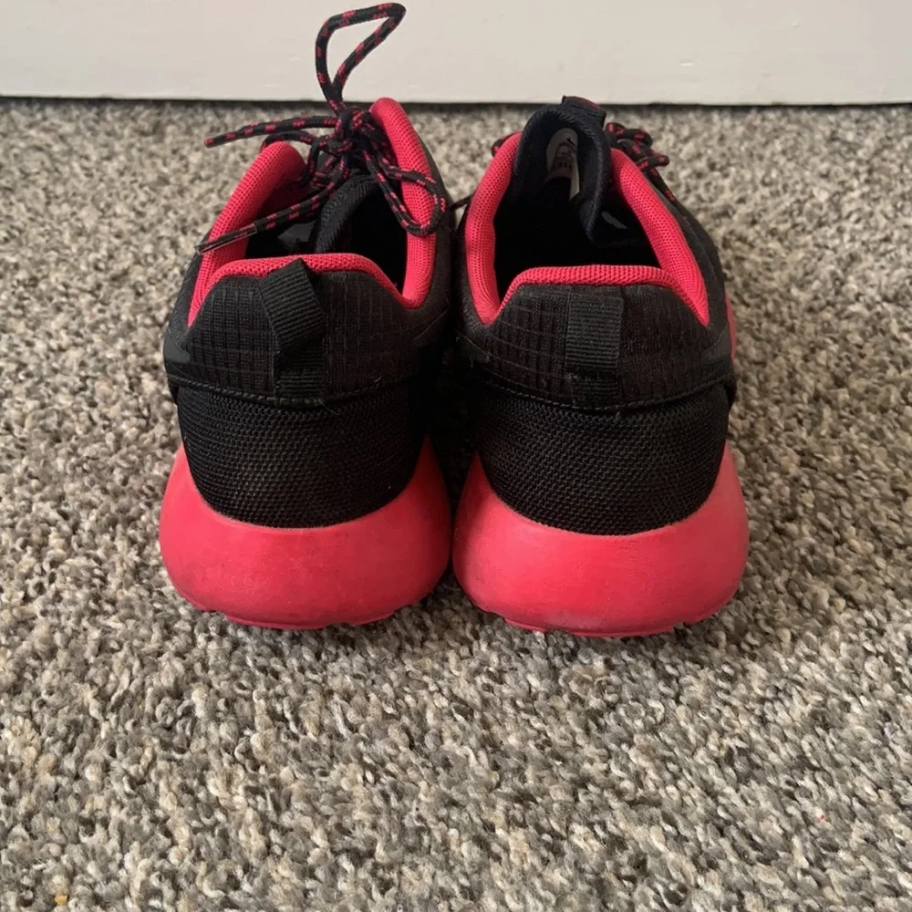 Size 8.5 black and pink Nike roshes - Picture 3 of 4